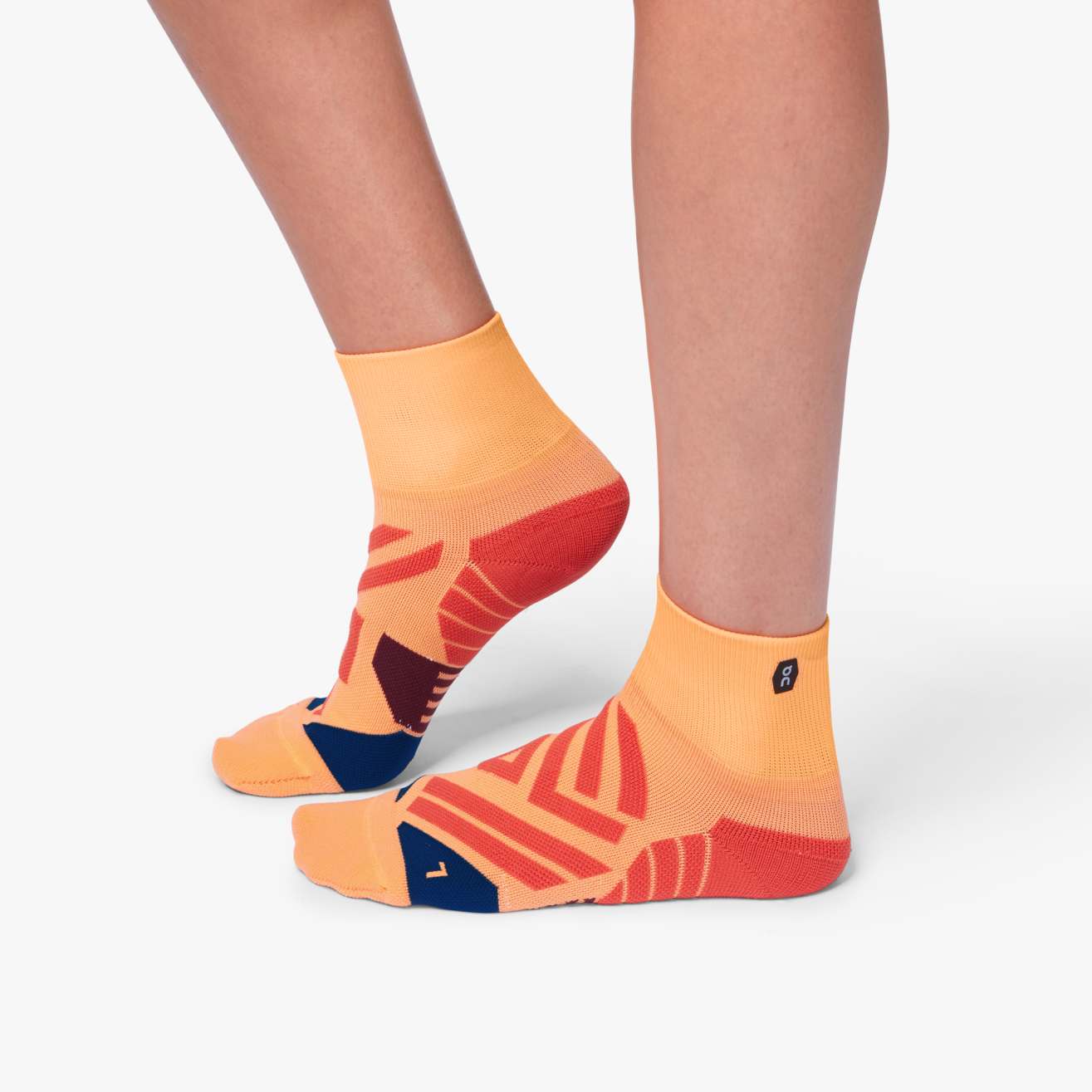 ON RUNNING MID SOCK  CORAL NAVY
