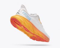 HOKA ARAHI 6 SHORT NIMBUS CLOUD Chaussures de running pas cher