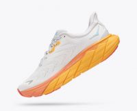 HOKA ARAHI 6 SHORT NIMBUS CLOUD Chaussures de running pas cher