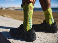 COMPRESSPORT PRO RACING SOCKS V4.0 RUN HIGH PRIMROSE ET FJORD BLUE Chaussettes running pas cher