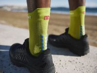 COMPRESSPORT PRO RACING SOCKS V4.0 RUN HIGH PRIMROSE ET FJORD BLUE Chaussettes running pas cher