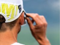 COMPRESSPORT PRO RACING CAP WHITE ET EVENING PRIMROSE Casquette running pas cher