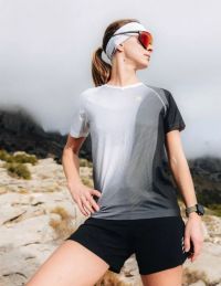 COMPRESSPORT PERFORMANCE SS TEE W BLACK ET WHITE Tee shirt de running pas cher