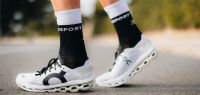 COMPRESSPORT MID COMPRESSION SOCKS V2.0 BLACK ET WHITE Chaussettes running pas cher