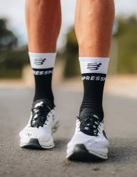 COMPRESSPORT MID COMPRESSION SOCKS V2.0 BLACK ET WHITE Chaussettes running pas cher