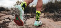 COMPRESSPORT PRO RACING SOCKS V4.0 TRAIL BLACK ET SAFE Chaussettes running pas cher