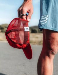 COMPRESSPORT RACING TRUCKER CAP SAMBA RED Casquette running pas cher