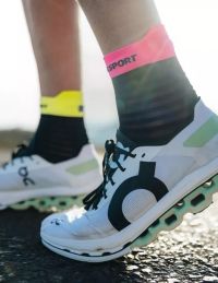 PRO RACING SOCKS V4.0 RUN HIGH BLACK  ET SAFE YELLOW Chaussettes running pas cher