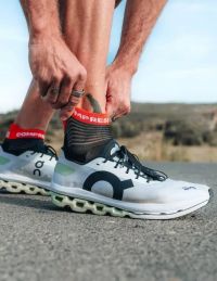 PRO RACING SOCKS V4.0 RUN LOW BLACK  ET RED Chaussettes running pas cher