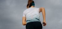 COMPRESSPORT PERFORMANCE SS TEE W SUGAR ET STORM Tee shirt de running pas cher