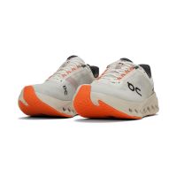 ON RUNNING CLOUDSURFER NEXT WHITE ET FLAME Chaussures de running pas cher