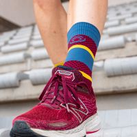 BV SPORT SOQUETTE LIGHT RUN HAUTE IBIZA BORDEAUX ET JAUNE Chaussettes de running pas cher