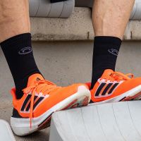 BV SPORT SOQUETTE LIGHT RUN HAUTE IBIZA NOIRE  Chaussettes de running pas cher