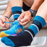 BV SPORT SOQUETTE LIGHT RUN HAUTE IBIZA NOIRE ET BLEUE  Chaussettes de running pas cher
