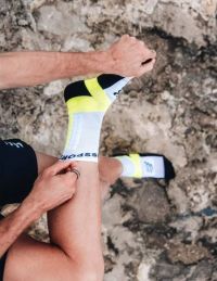 COMPRESSPORT ULTRA TRAIL SOCKS V2.0  WHITE SAFE YELLOW Chaussettes running pas cher