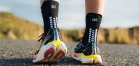 COMPRESSPORT PRO RACING SOCKS V4.0 RUN HIGH NOIRE ET BLANCHE  Chaussettes running pas cher