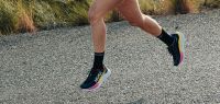 COMPRESSPORT PRO RACING SOCKS V4.0 RUN HIGH NOIRE ET BLANCHE  Chaussettes running pas cher