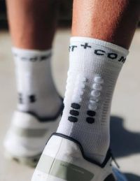 COMPRESSPORT PRO MARATHON SOCKS V2 WHITE ET BLACK Chaussettes running pas cher