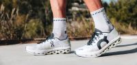 COMPRESSPORT PRO MARATHON SOCKS V2 WHITE ET BLACK Chaussettes running pas cher