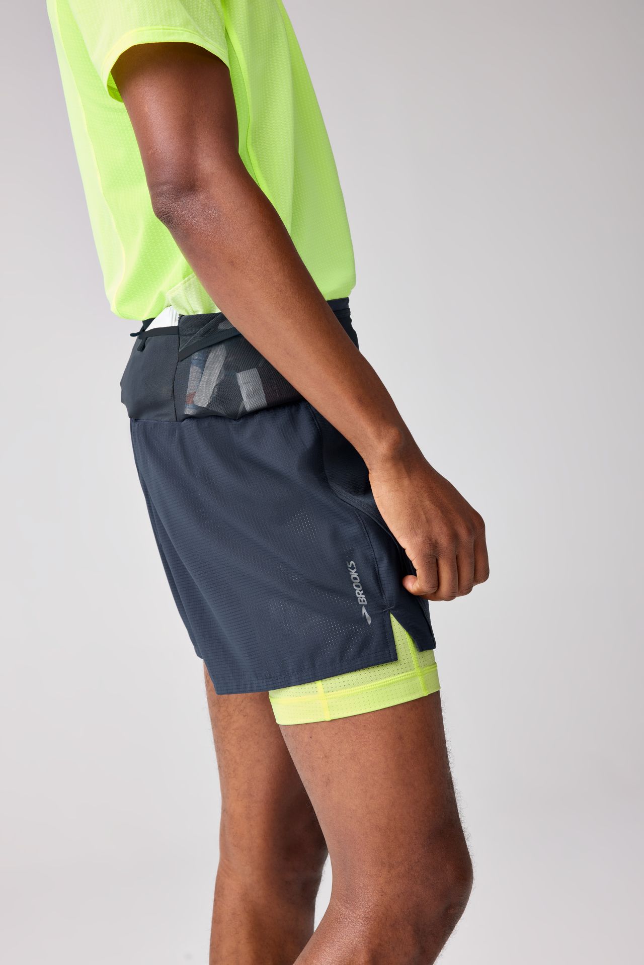 BROOKS SHORT HIGH POINT 5 POUCES 2 EN 1 BLUE NIGHT ET SUNRAY Short trail brooks