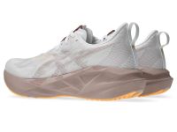 ASICS NOVABLAST 5 WHITE ET FAWN  Chaussures Running pas cher