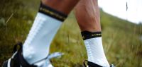COMPRESSPORT PRO RACING SOCKS V4.0 GREY DAWN ET CEYLON YELLOW Chaussettes running pas cher