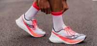 COMPRESSPORT PRO RACING SOCKS V4.0 RUN HIGH WHITE ET FLUO RED  Chaussettes running pas cher