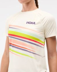 HOKA RACE DAY SHORT SLEEVE TEE ALABASTER FLARE Tee shirt running