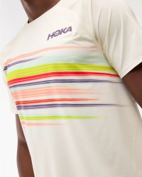 HOKA TEE RACE DAY SHORT SLEEVE ALABASTER FLARE Débardeur  Running pas cher