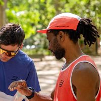 COMPRESSPORT 5 PANEL LIGHT CAP WHITE ET TIGERLILY  Casquette running pas cher