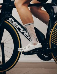 COMPRESSPORT AERO SOCKS 2.0 WHITE BLACK  Chaussettes running pas cher