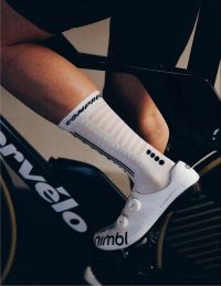 COMPRESSPORT AERO SOCKS 2.0 WHITE BLACK  Chaussettes running pas cher