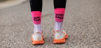 COMPRESSPORT PRO RACING SOCKS V4.0 RUN HIGH YOUR RACE NEON PINK Chaussettes running pas cher