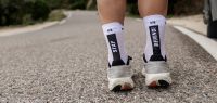 COMPRESSPORT PRO RACING SOCKS V4.0 RUN HIGHSTAY BEHING BLACK Chaussettes running pas cher