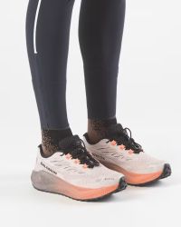 SALOMON AERO BLAZE 4 GRVL GTX RAINY DAY, BLACK ET NECTARINE  Chaussures de running pas cher