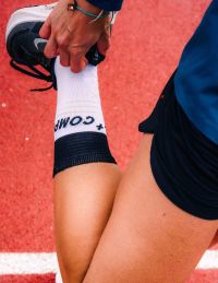 COMPRESSPORT MID COMPRESSION SOCKS V2.0 WHITE ET BLACK Chaussettes running pas cher