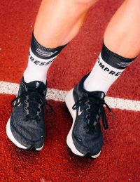 COMPRESSPORT MID COMPRESSION SOCKS V2.0 WHITE ET BLACK Chaussettes running pas cher
