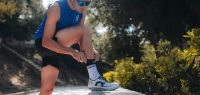 COMPRESSPORT MID COMPRESSION SOCKS V2.0 WHITE ET BLACK Chaussettes running pas cher